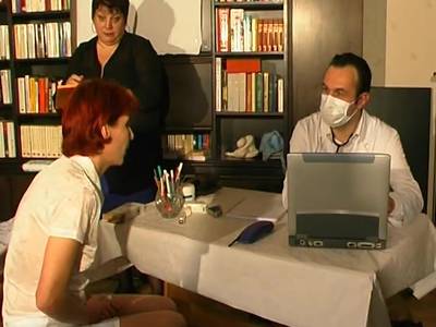 Geile MILF mit einer Haarfotze wird in die anale Pforte gebumst