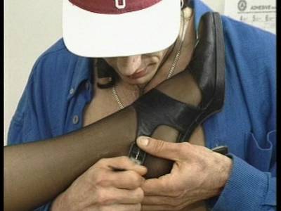 Heiße Mama in Unterwäsche macht den Rachenfick